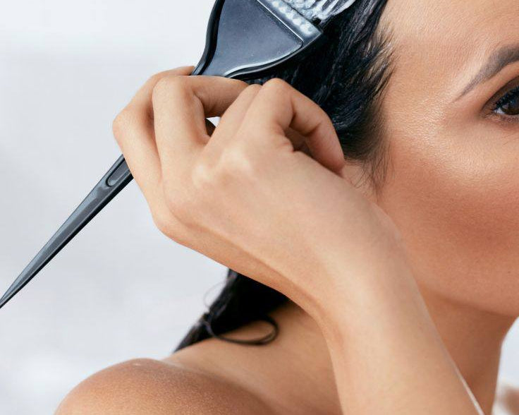 Як правильно фарбувати волосся вдома?