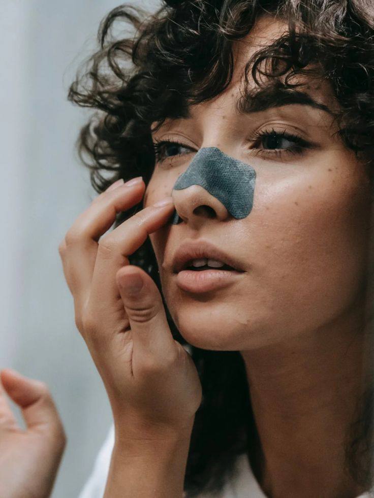 Як позбутися чорних цяток на носі?