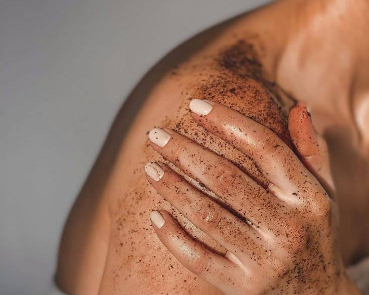 Чому скраб з кави — це найкраще, що ви можете зробити для своєї шкіри