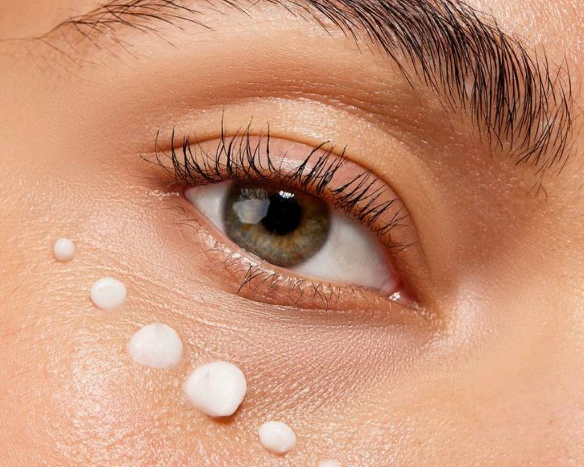 Тендітна шкіра навколо очей: як піклуватися про неї