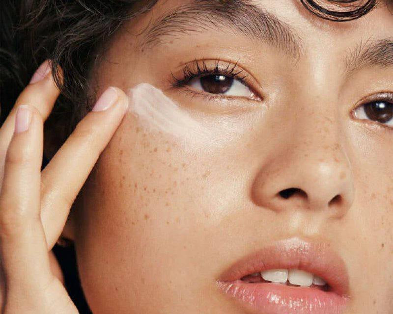 Чим ефективні антивікові креми для шкіри навколо очей