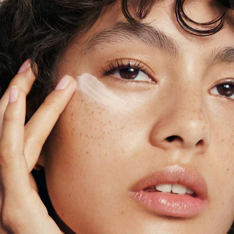 Чим ефективні антивікові креми для шкіри навколо очей