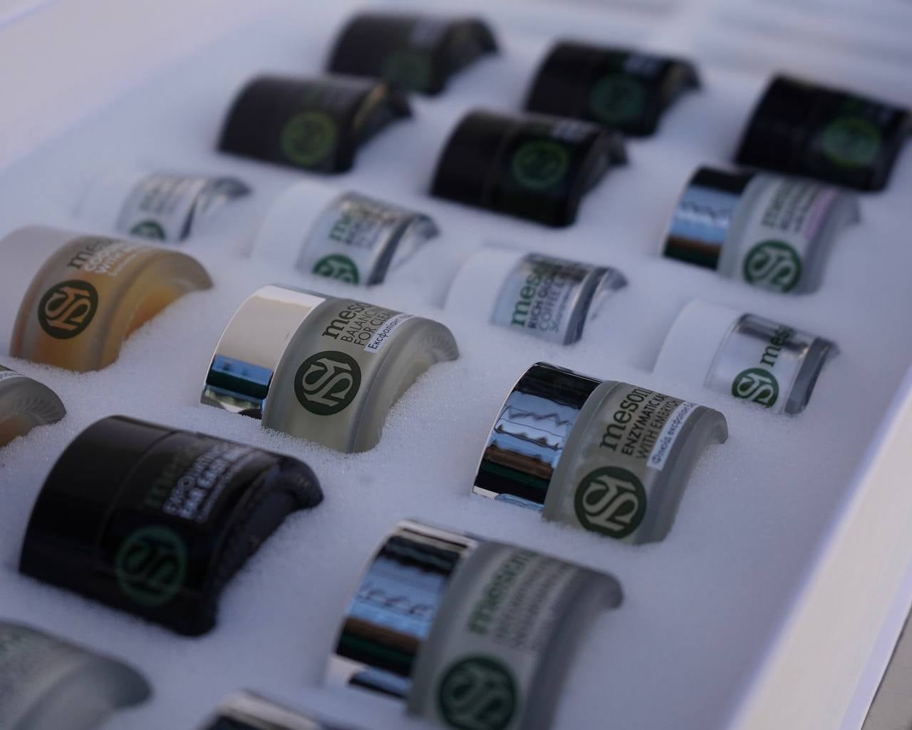 Чому варто почати з мініатюр, перш ніж купувати повнорозмірну косметику