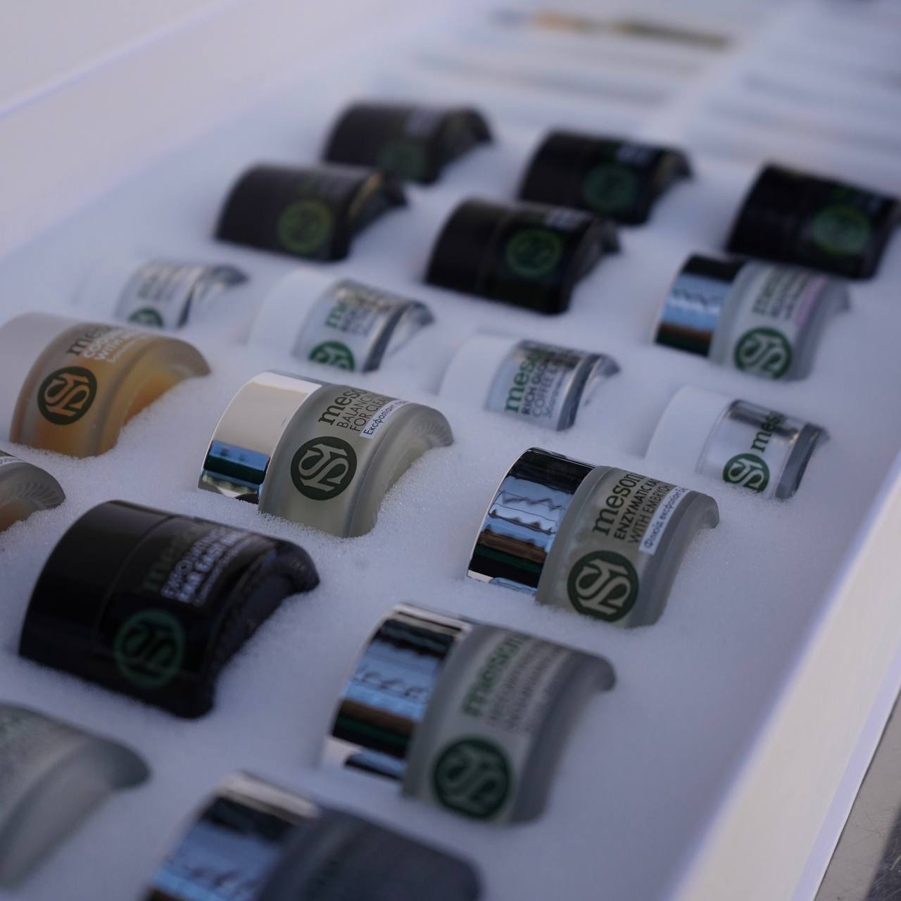 Чому варто почати з мініатюр, перш ніж купувати повнорозмірну косметику