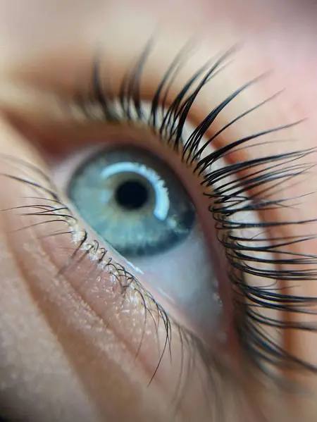 Сироватка для росту вій — розумний крок у сучасному догляді