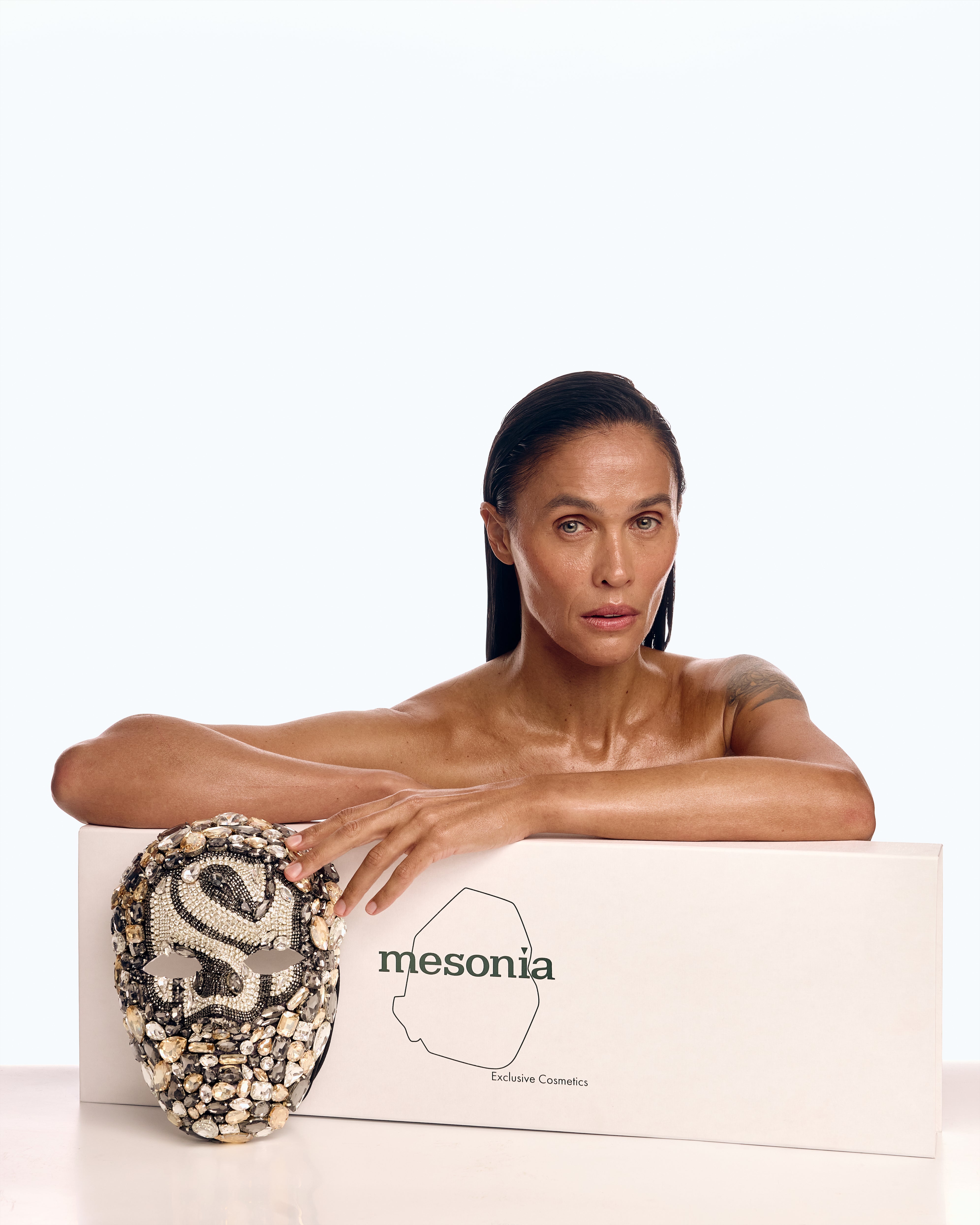 Set Premium 37 unit/travel set. 
 Набор премиальный - 37 миниатюр для домашнего ухода, для путешествий: Очистка, Увлажнение, Регенерация, Питание кожи: эксфолианты, скрабы, крема, маски, сыворотки