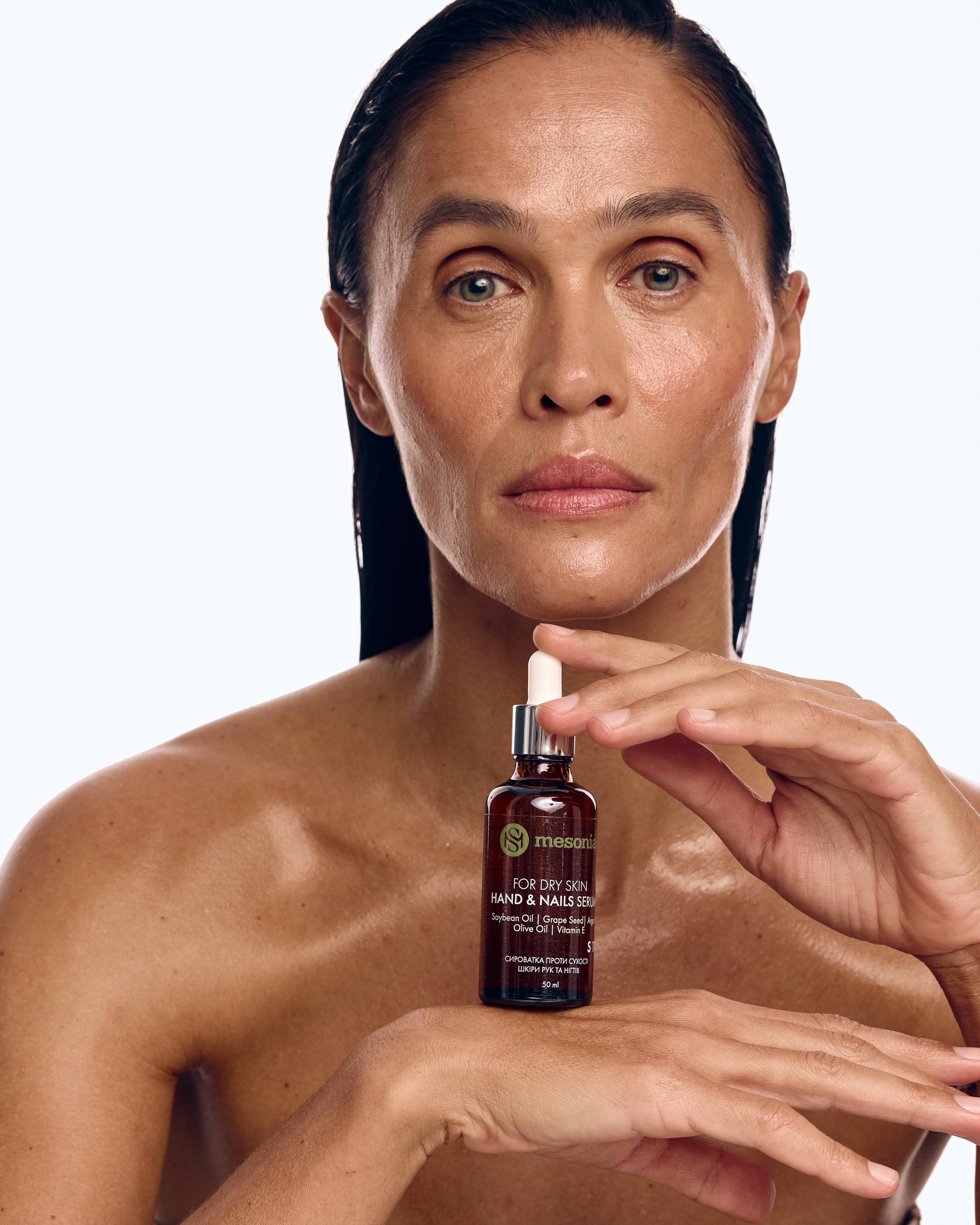Сыворотка против сухости кожи рук и ногтей, активно питает и обогащает кожу экстрактами и витаминами
